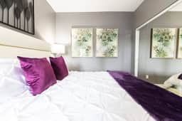 Chic King Suite w/Balcony in Uni Heights