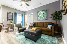 Chic King Suite w/Balcony in Uni Heights