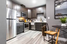 Chic King Suite w/Balcony in Uni Heights