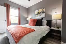 Stylish King Suite Steps to Dining & Parks