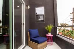 Spacious Studio – Balcony, Desk, A/C & Kitchen