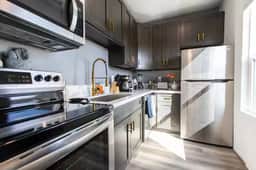 Steps to Restaurants – Patio, A/C & Wi-Fi