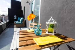 Steps to Restaurants – Patio, A/C & Wi-Fi