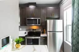 Chic Studio – Steps to Dining, Wi-Fi & A/C