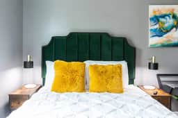 Chic Studio – Steps to Dining, Wi-Fi & A/C