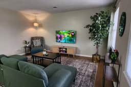 2BR Near Sherman College & Shops