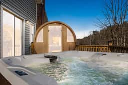 7 min to NRG Park I HotTub I Sauna I Fire Pit