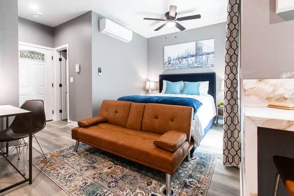 Modern King Suite Near Downtown SD