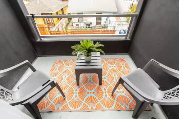 Chic King Suite w/Balcony in Uni Heights