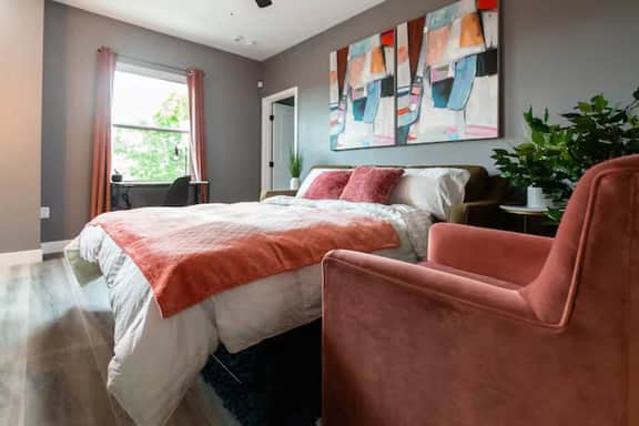 Stylish King Suite Steps to Dining & Parks