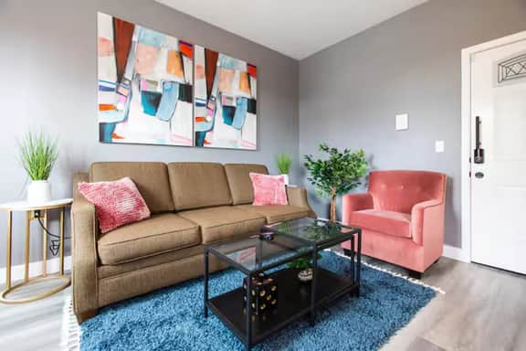 Stylish King Suite Steps to Dining & Parks