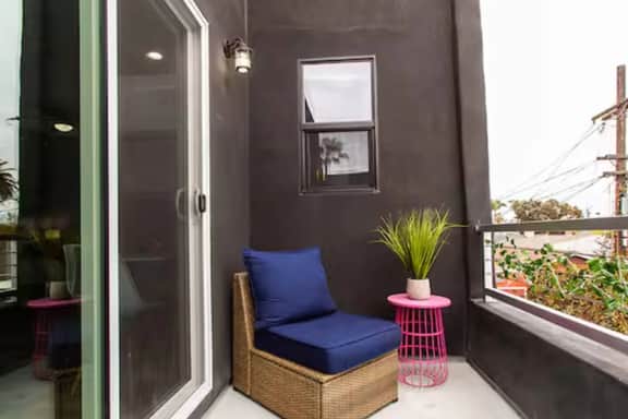 Spacious Studio – Balcony, Desk, A/C & Kitchen