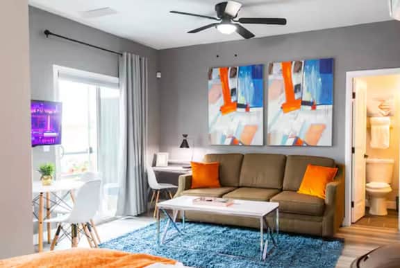 Spacious Studio – Balcony, Desk, A/C & Kitchen