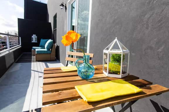 Steps to Restaurants – Patio, A/C & Wi-Fi