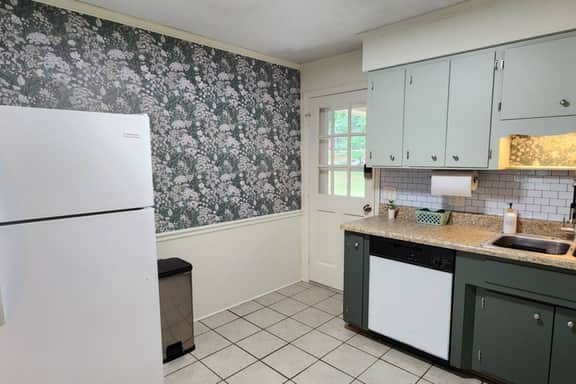 Near Sherman College | 2BR w/ Wi-Fi + Washer/Dryer