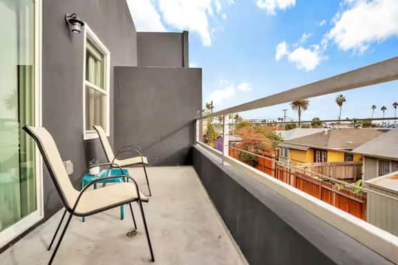 Stylish 2-Bedroom w/2 Balconies in Walkable Area