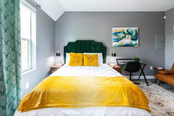 Chic Studio – Steps to Dining, Wi-Fi & A/C