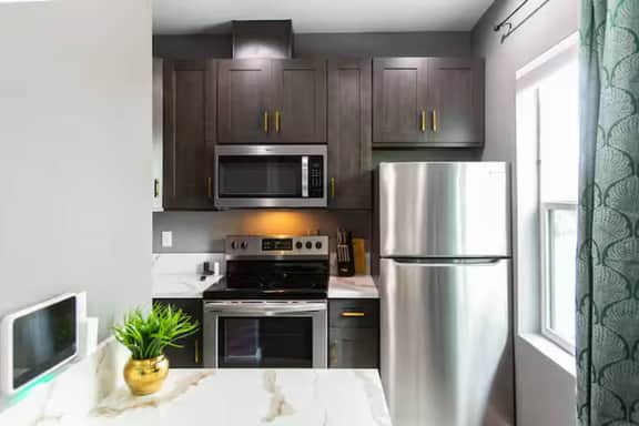 Chic Studio – Steps to Dining, Wi-Fi & A/C