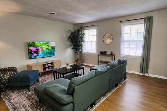 2BR Near Sherman College & Shops