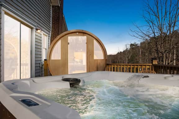 7 min to NRG Park I HotTub I Sauna I Fire Pit