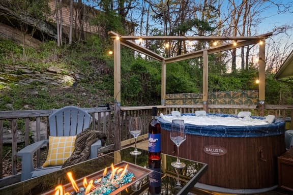 10 min to NRG Park | Private Deck | Movie Nights - Holiday Home