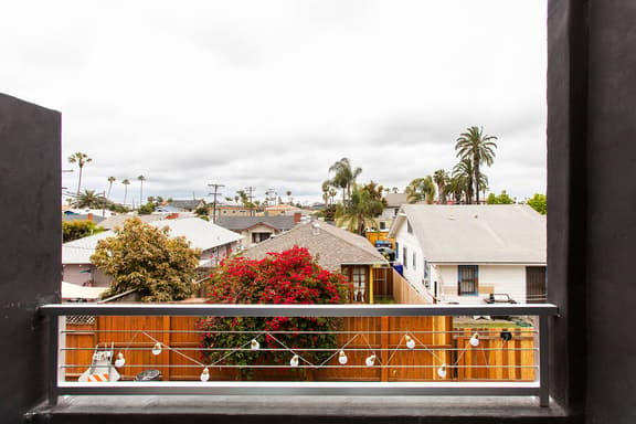Modern King Suite Near Downtown SD