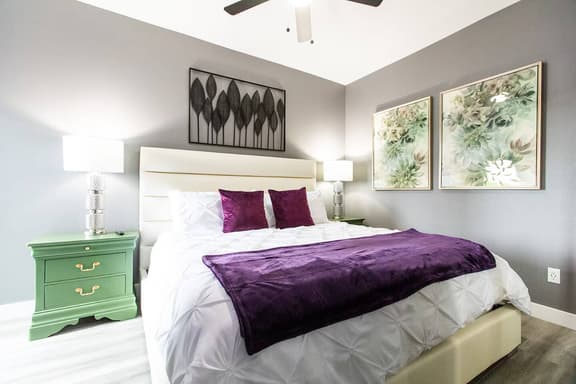 Chic King Suite w/Balcony in Uni Heights