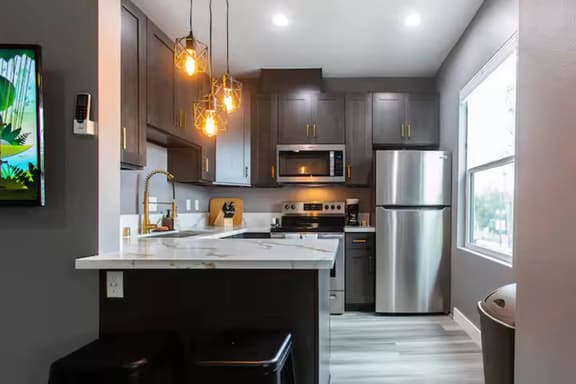 Stylish King Suite Steps to Dining & Parks