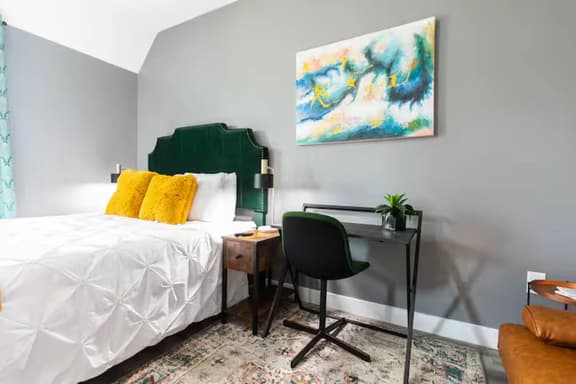 Chic Studio – Steps to Dining, Wi-Fi & A/C