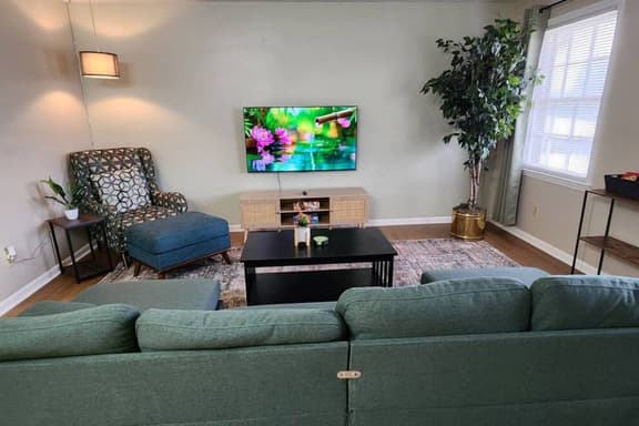 2BR Near Sherman College & Shops