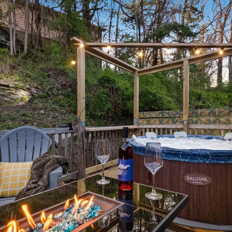 10 min to NRG Park | Private Deck | Movie Nights - Holiday Home