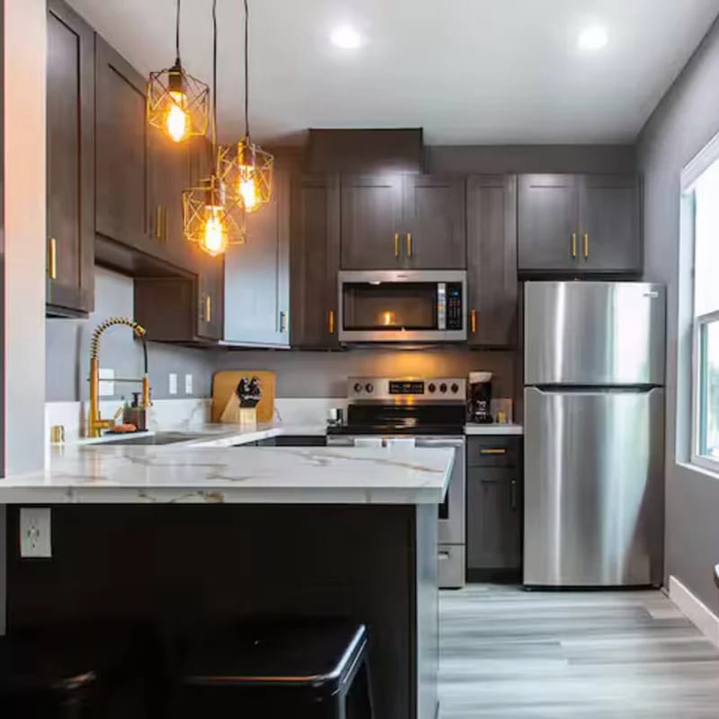 Stylish King Suite Steps to Dining & Parks