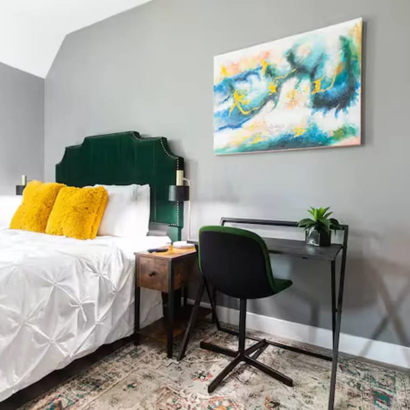 Chic Studio – Steps to Dining, Wi-Fi & A/C